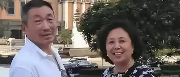 原创老戏骨杜源4岁认识爱妻结婚41年零绯闻女儿成了最大骄傲