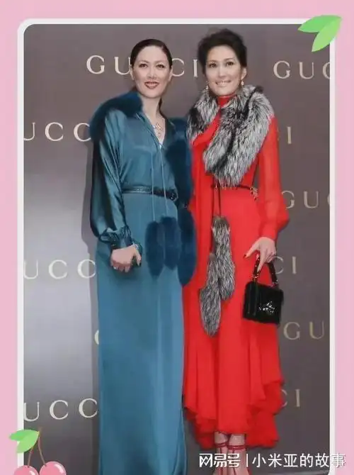 56岁孟广美跟任达华老婆琦琦两位名模同框出席活动魅力不减