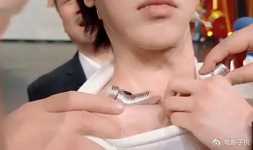 华晨宇锁骨放32枚硬币,有谁注意他中途说了啥?网友:太吓人了