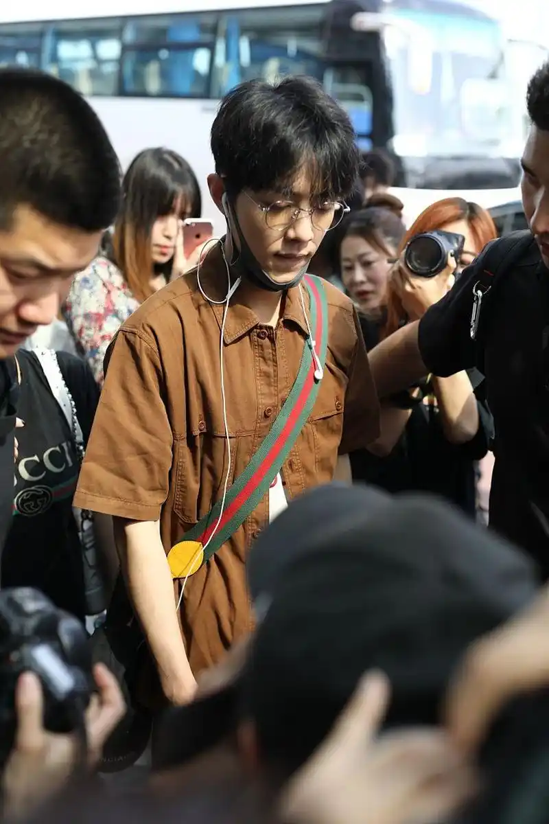 近日有网友勇敢站出来,实名举报肖战涉嫌偷逃税款,并与黄牛党勾结非法