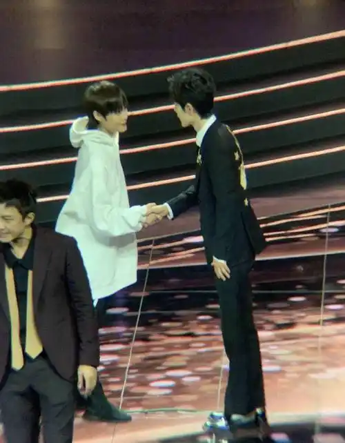 肖战王一博2022年首次同框但为避嫌全程无交流对视也小心翼翼