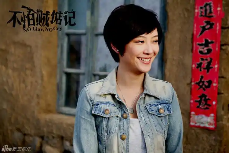 《不怕贼惦记》曝造型海报 张馨予裸背玩人体彩绘