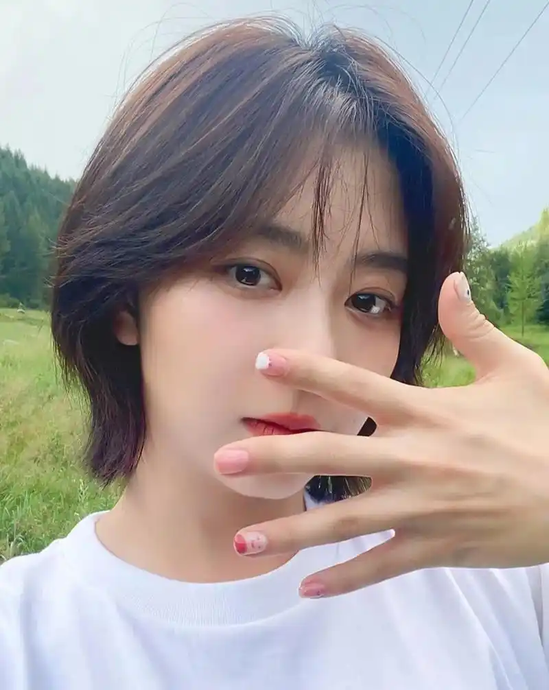 短发的谭松韵,清新脱俗,甜美灵动,宛若少女!