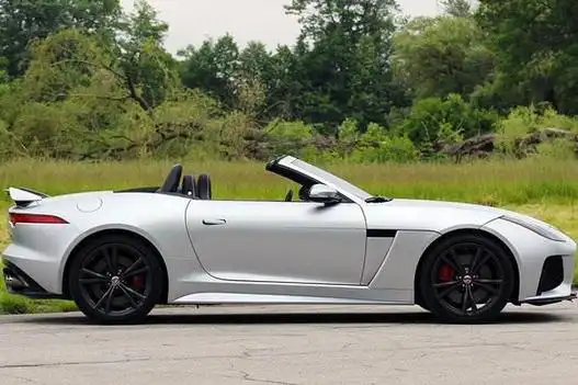 海外媒体网站上曝光了关于新款捷豹f-type svr白色敞篷版跑车的最新