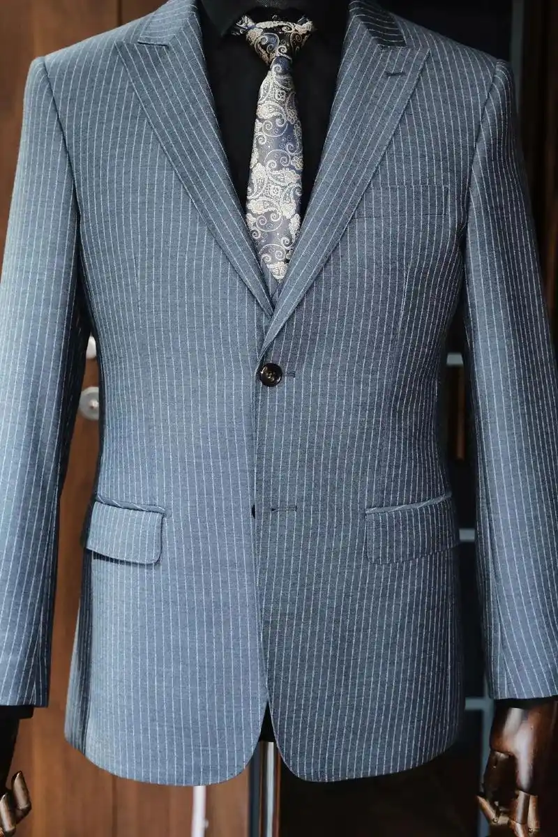 标重庆西服定制|灰黑色白条纹西服! .岁月93永不败绅士,优 - 抖音