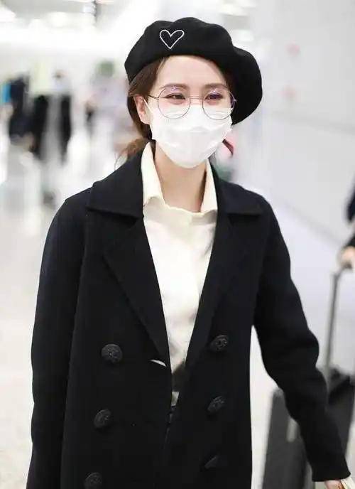 当天刘诗诗出行机场,真的瞬间变了一个人.刘诗诗也是风格大变.