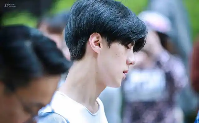 吴世勋黑顺毛雀斑妆 清爽的白衣少年