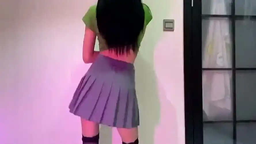 可爱的短裙美女大秀扭臀舞,扭动的小蛮腰太勾人