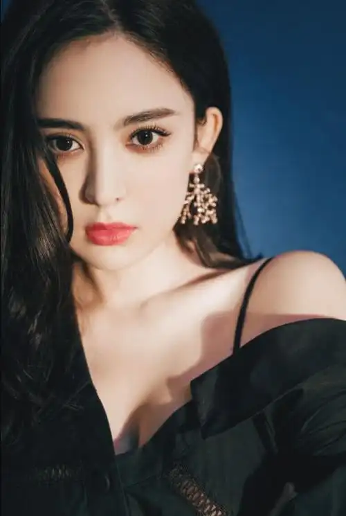 今年"渣女裙"火了,古力娜扎穿上都不想脱了,小露香肩太撩人