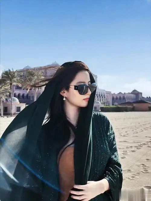 刘亦菲都36岁了还这么美!黑白灰经典look太酷帅,一般人也能驾驭