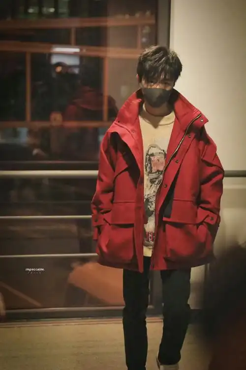 王俊凯超话还记得五年前今日机场的红衣鲨人事件吗?