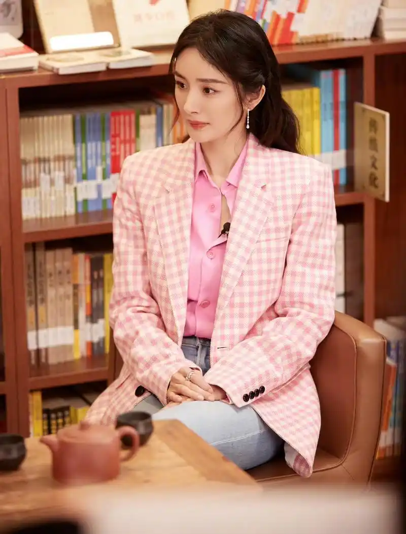 杨幂不愧是"私服女王",穿搭可日常可职场,俏皮与干练并存