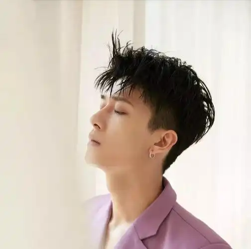 适合发际线高的13款男生短发