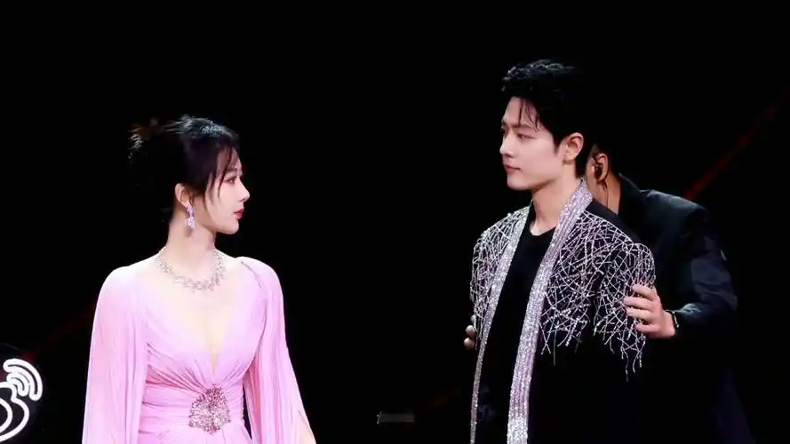 微博之夜大合影看出咖位:刘亦菲力压杨幂,肖战杨紫对视有点甜_胡歌