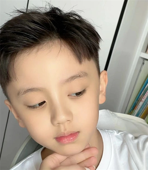 小男孩夏季短发示范 烫发or铲青雕刻超帅_儿童发型 - 美发站