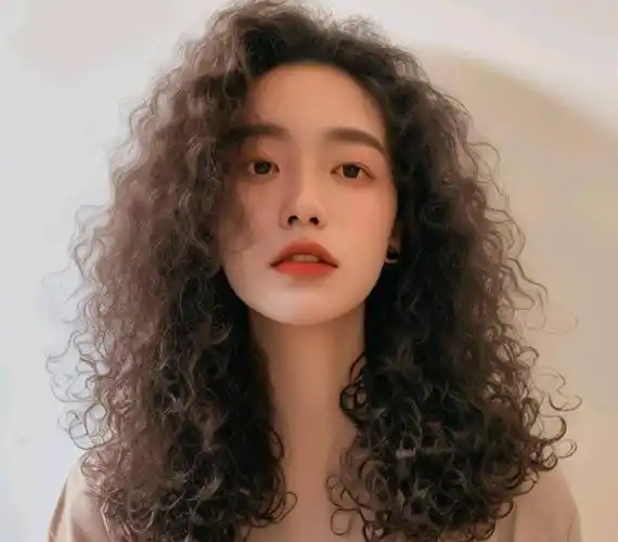 与传统的卷发不同,长羊毛卷发更加柔软,整个造型感觉更加自然.