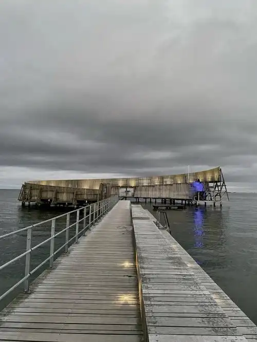 kastrup sea bath 坐落在 amager strandvej 海滩上,一个木制码头从