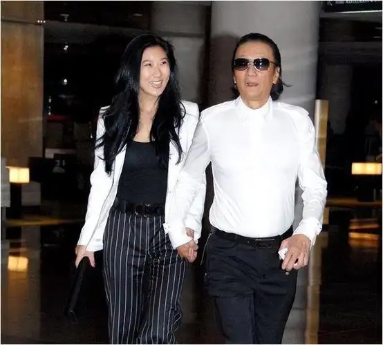 "我们的爱情完全基于自愿,有任何问题都直接来找我,别去找我的女朋友