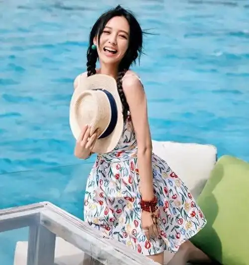 陈思成真是丢了宝了!前妻佟丽娅离婚后,身材纤细娇美脸太迷人