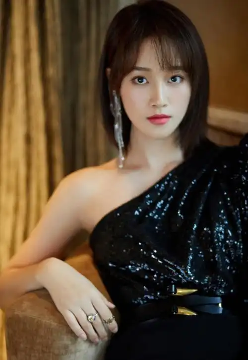 蓝盈莹时尚大气写真