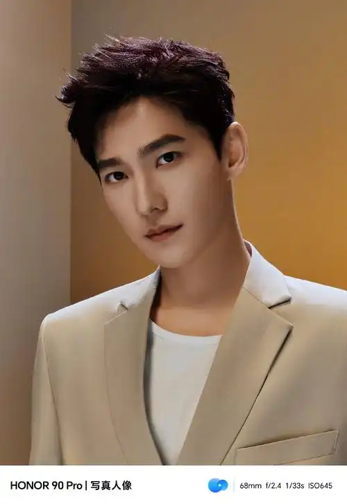 荣耀正式官宣荣耀90系列全球代言人杨洋,在光影中完美拿捏写真氛围感