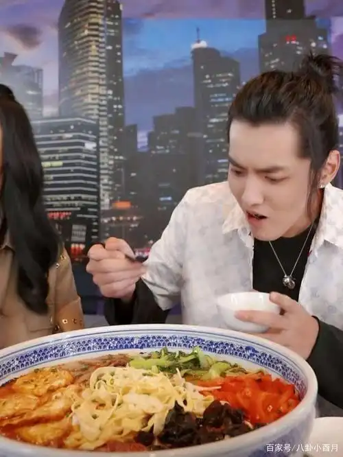 吴亦凡吃大碗宽面,你看这个碗它又大又圆,就像这个面它又长又宽