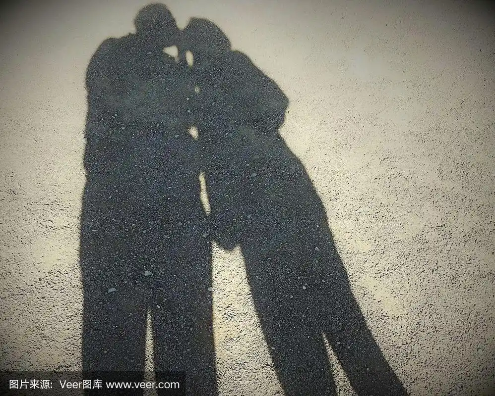 情侣接吻的影子