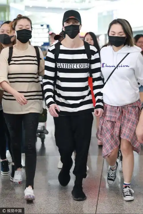 薛之谦风波后首次亮相 粉丝手牵手围成人墙护偶像