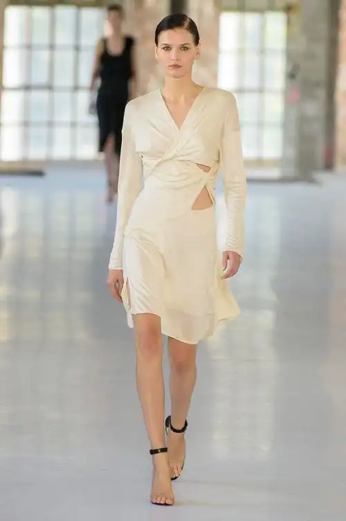 atlein时装系列以新鲜的光学白色和运动风垂褶坦克连衣裙打开