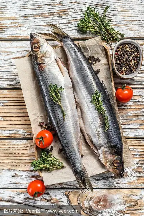 在纸上加香料腌制的荷兰鲱鱼.白色背景.俯视图