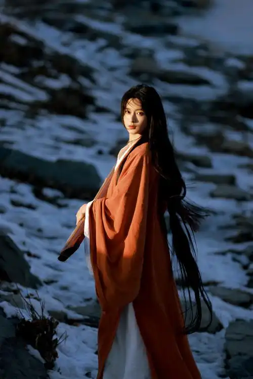 一袭古风红衣搭配飘逸长发,妹妹赶紧来一部古装!#孙安可雪地赤狐妆