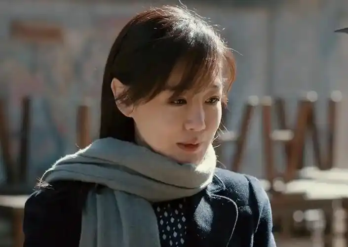 光荣时代里的薛佳凝很有女人味笑起来很迷人