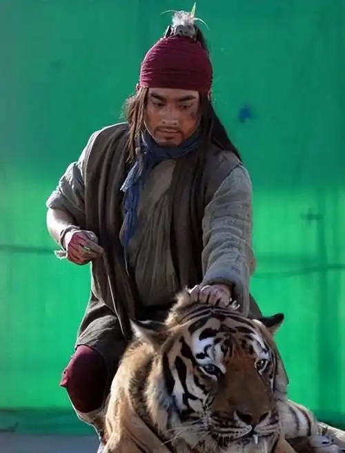 著名演员陈龙:错过女明星,宋佳,将小10岁娇妻宠成女儿_策划_上海_小