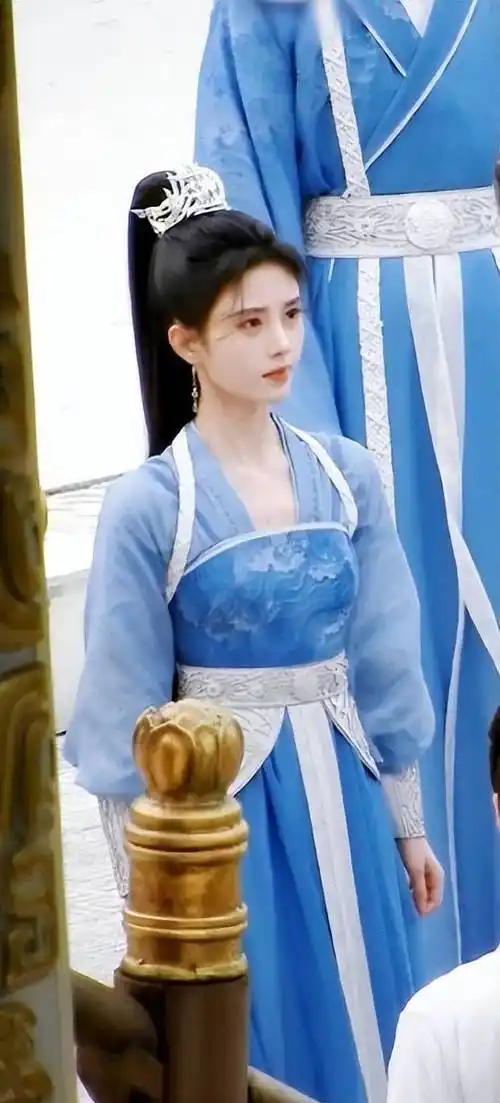 鞠婧祎的作品风格大多专注古装题材,灵动精致的五官也让观众记住了