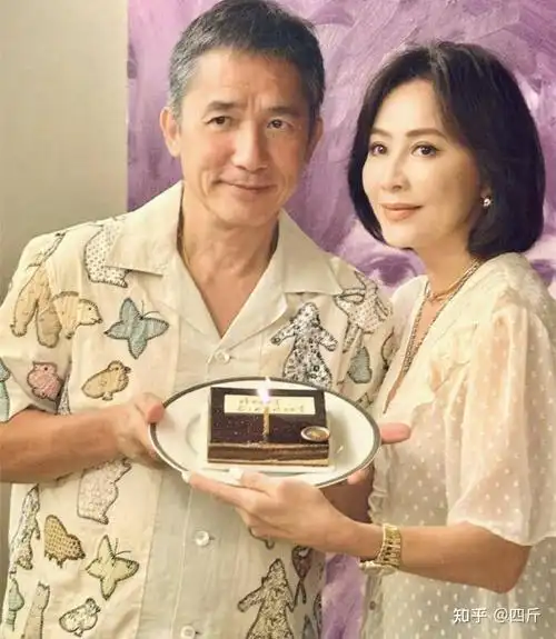 刘嘉玲闺蜜为梁朝伟庆生惹争议亲吻动作过于亲密抬腿缠绕身体