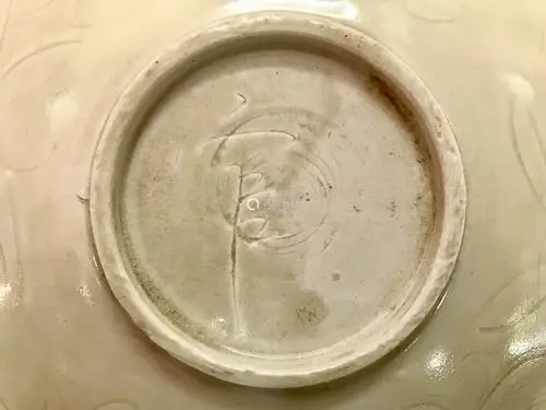 宋定窑白釉官字款刻鸳鸯莲池纹盘