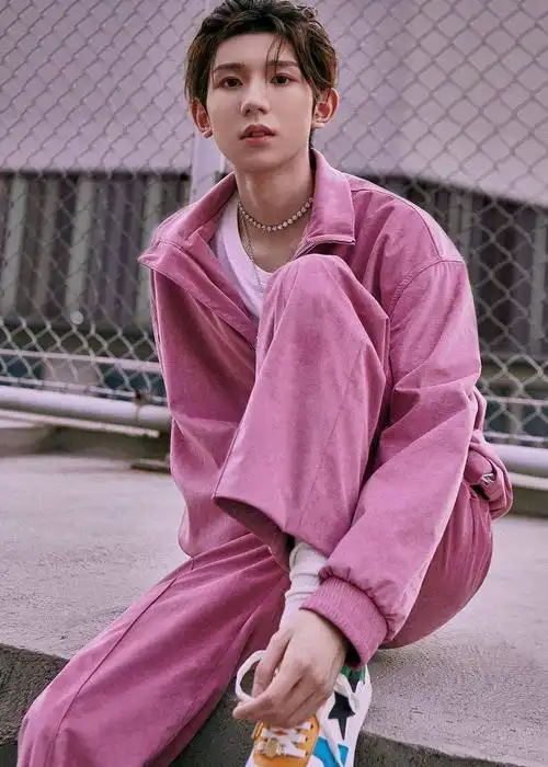王源粉色运动套装更显少年清新 扎小辫露帅气面庞眼神撩人