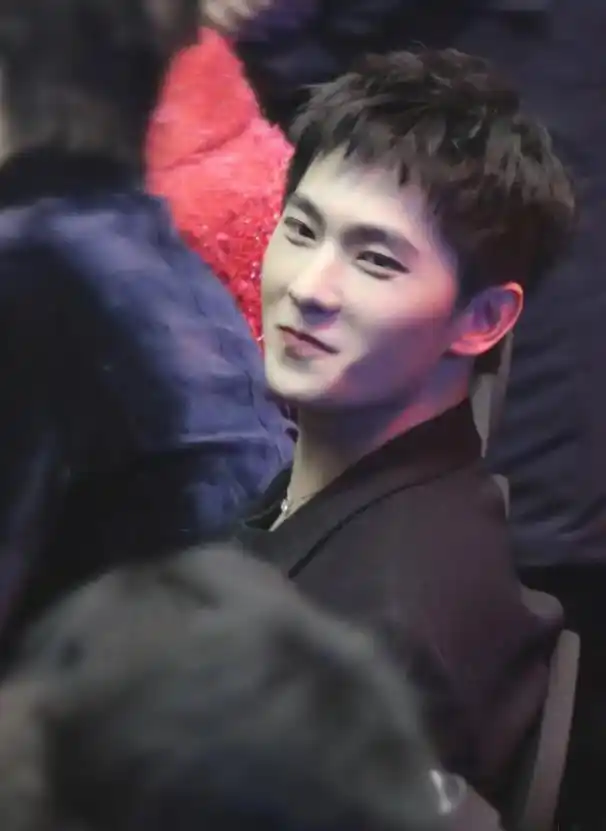 不少明星都尝试过这款刘海|刘海|杨洋|发型_新浪新闻