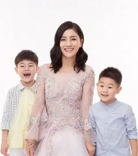 胡可携儿子登杂志封面,剪波波头优雅减龄,安吉穿格子西装太帅了