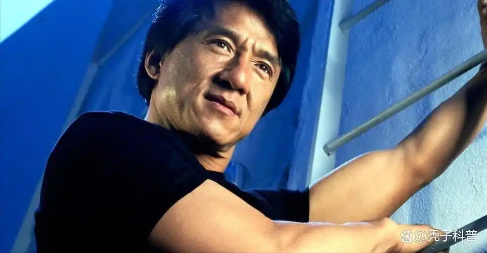 成龙老了,周润发老了,刘德华也老了,而69岁的他看起来像30岁