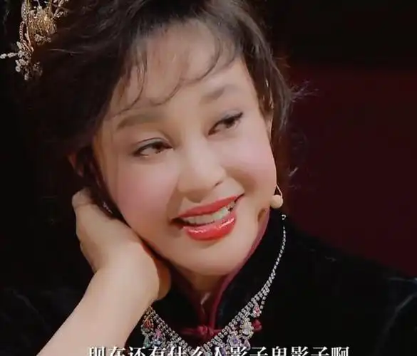 刘晓庆浓妆艳抹演舞女,现场卸妆太大胆