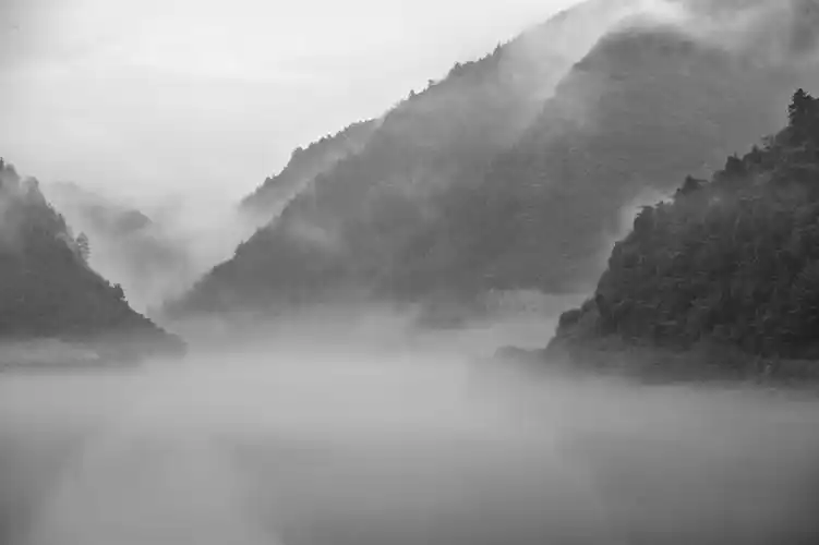 烟雨江南,朦胧如诗,风轻雨斜,云蒸雾罩.