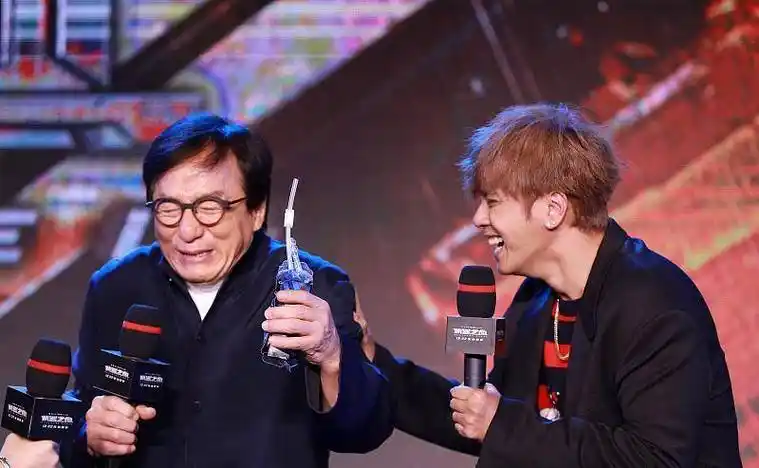 成龙800万邀请被拒,0片酬出演周星驰电影,元华:我就是故意的_因为