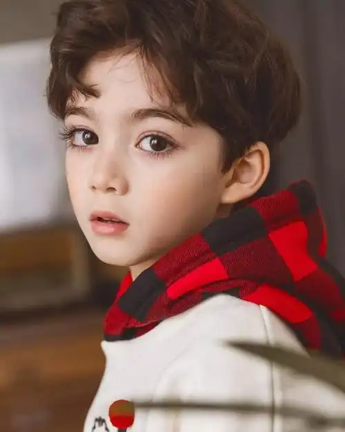 是加拿大和韩国的混血宝宝,这个小正太叫做cooper lunde,是不是又帅又