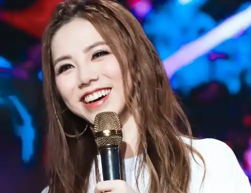 这大概是邓紫棋最透明的一次,2014年,当邓紫棋第一次参加《我是歌手》