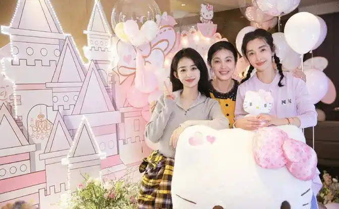 赵丽颖生完孩真会打扮,穿健美裤拎爱马仕秀身材,挎3万儿童水壶太可爱