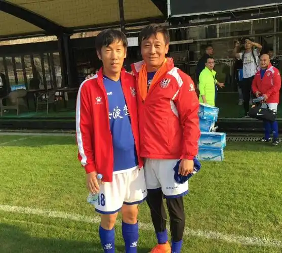 高峰足球儿子(足坛浪子高峰跌宕人生:2次未婚生子,与那英相恋9年,婚后