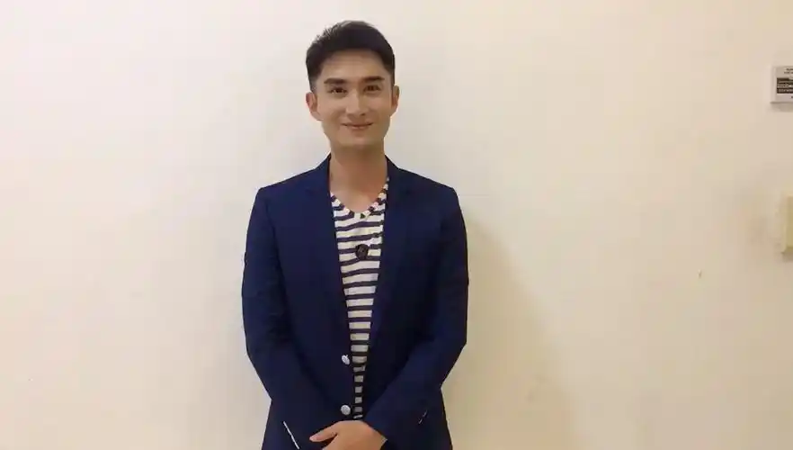 《我们这代》节目主持人路易