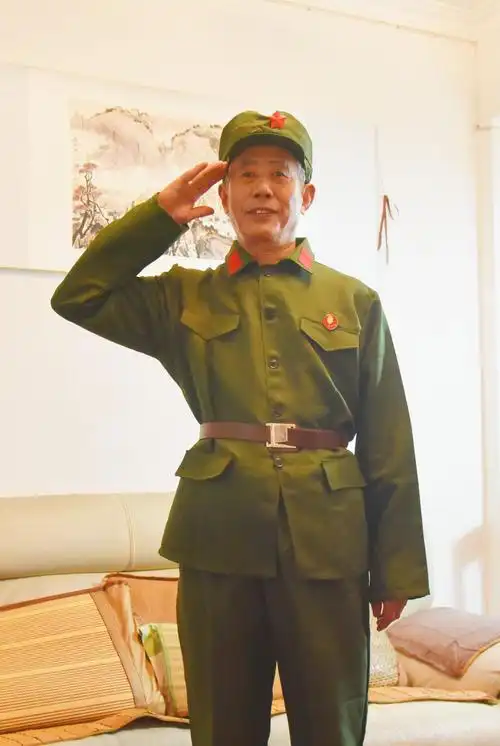 为辖区内退伍老兵拍摄军装照,带去青春回忆