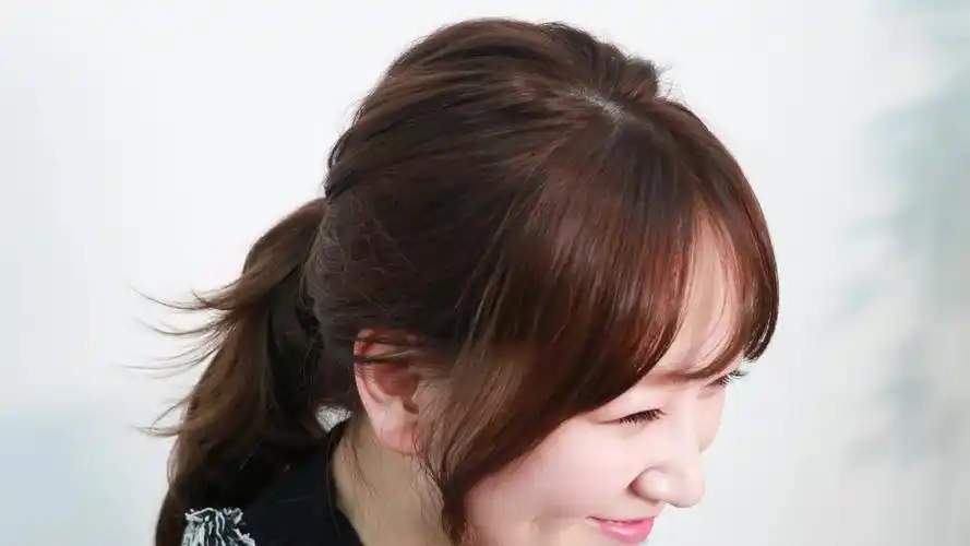 发型师示范"简单漂亮的低马尾 脸颊两侧撒娇刘海的修建方法"│beautip